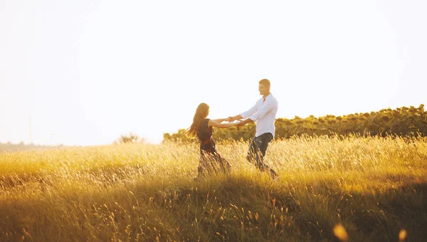 Foto Divertirse Pareja Guapa Prado Atardecer Amanecer — Foto de Stock