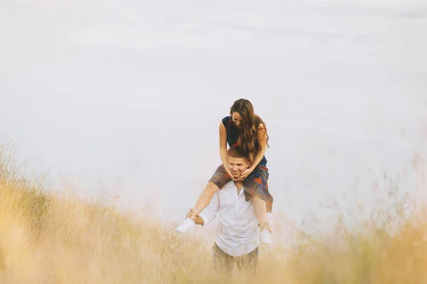 Photo Having Fun Handsome Couple Meadow — Stock Photo, Image