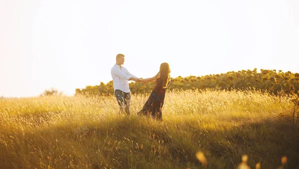 ハンサムな楽しい写真夕日や日の出に草原のカップル — ストック写真