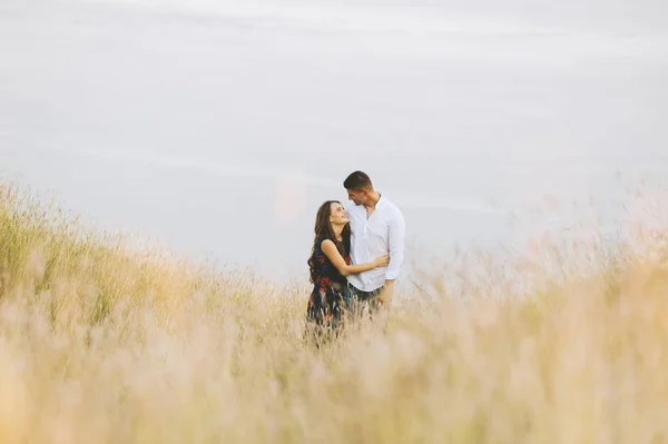 Casal Foto Abraçando Waling Natureza Prado Olhando Para Outro — Fotografia de Stock