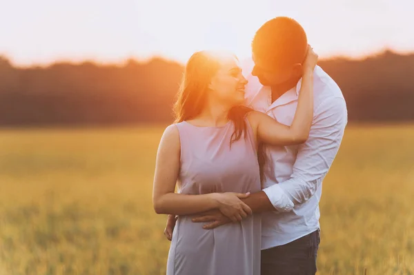 Par Fotos Hombre Abrazando Mujer Por Detrás Mirando Uno Otro —  Fotos de Stock