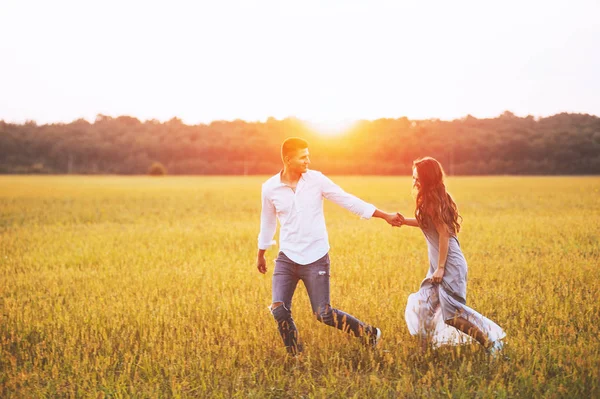 Foto Pareja Divirtiéndose Hermoso Prado Atardecer Amanecer —  Fotos de Stock