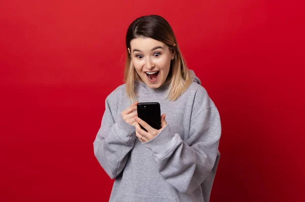 Knappe Enthousiast Jonge Vrouw Kijken Naar Mobiele Uitdrukkelijke Gezicht Doen — Stockfoto