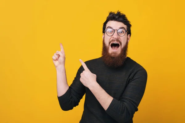 Aufgeregter Hipster Mit Bart Und Brille Der Nach Oben Zeigt — Stockfoto