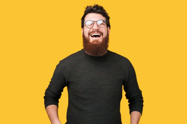 Heureux Barbu Guy Dans Lunettes Noir Pull Est Sourire Caméra — Photo