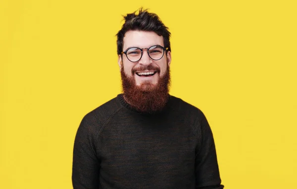 Foto Hombre Guapo Con Gafas Mirando Amd Sonriendo Cámara —  Fotos de Stock