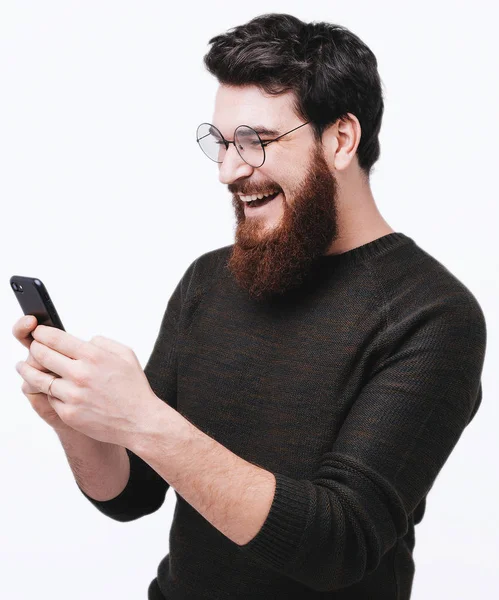 Photo Cheerful Bearded Handsome Guy Using Cellphone — Stock Photo, Image