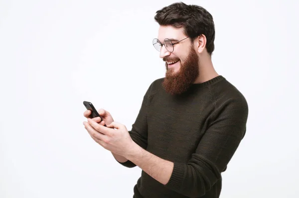 Lyckligt Leende Skäggiga Killen Uiding Telefon Över Vit Bakgrund — Stockfoto
