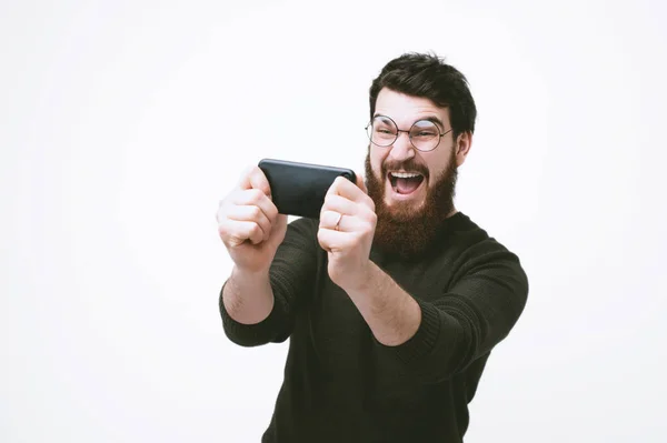 Feliz Homem Barbudo Animado Usando Telefone Sobre Branco — Fotografia de Stock