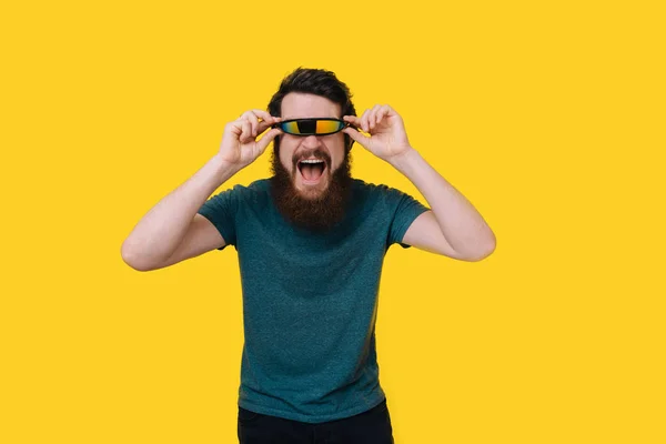 Izgatott fiatal szakállas ember nézi, futurisztikus szemüveg — Stock Fotó