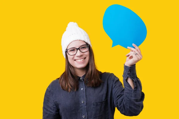 Hermosa Mujer Joven Sosteniendo Burbuja Discurso Blanco Sobre Fondo Amarillo — Foto de Stock