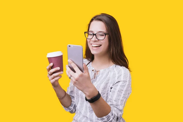 Retrato Uma Menina Feliz Segurando Xícara Café Enquanto Usando Telefone — Fotografia de Stock