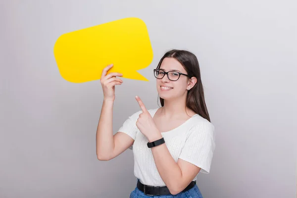 Retrato Una Joven Sonriente Con Gafas Pie Aisladas Sobre Fondo — Foto de Stock