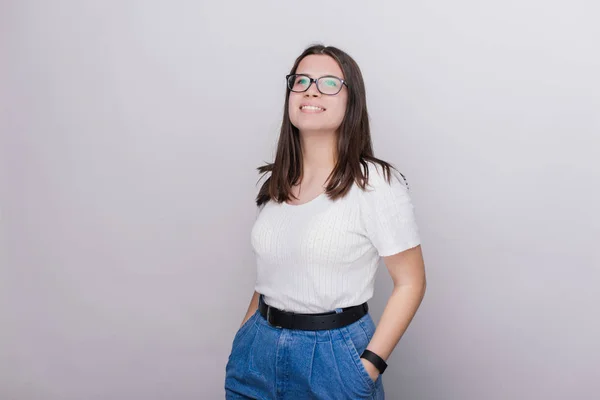 Retrato Una Hermosa Joven Gafas Con Las Manos Los Bolsillos — Foto de Stock