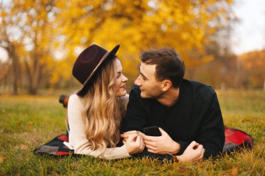 Genç çift eğleniyor ve güzel doğanın tadını çıkarıyor.