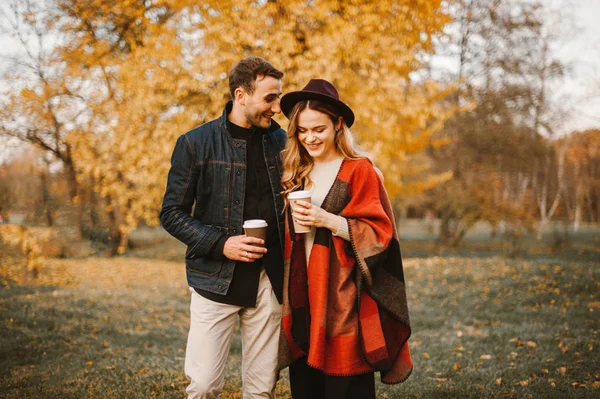 Casal Encantador Homem Uma Mulher Vestindo Roupas Casuais — Fotografia de Stock