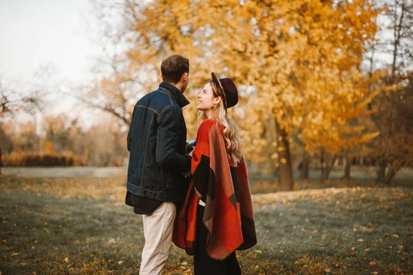 Portrait Beau Jeune Couple Jouissant Nature — Photo