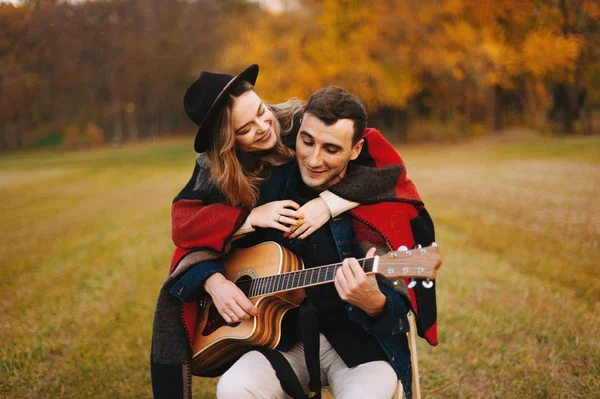 Hombre Romántico Tocando Guitarra Para Esposa Hipster Pareja Encantadora Moda —  Fotos de Stock