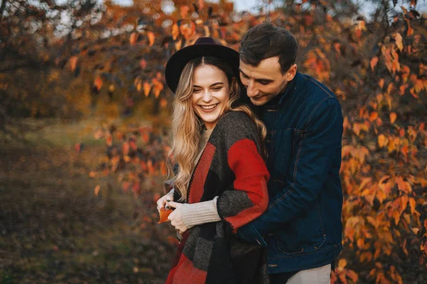Fiatal Gyönyörű Romantikus Pár Szórakozás Szabadtéri Esti Órákban — Stock Fotó