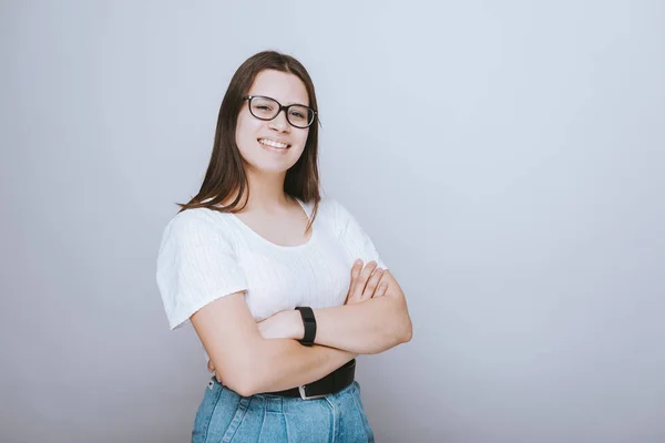 Jovencita feliz sonriendo con los brazos cruzados. Estudiante seguro . — Foto de Stock