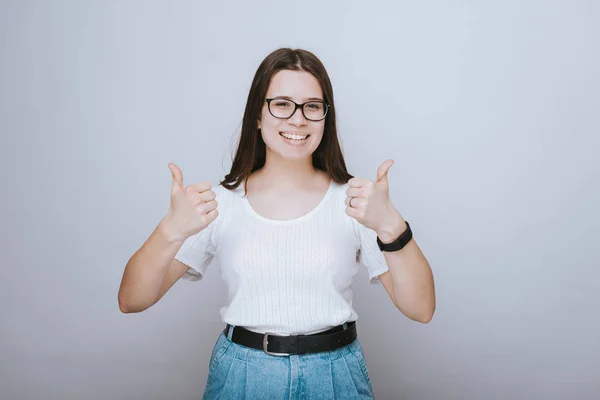 Bastante adolescente, mujer joven haciendo pulgares hacia arriba gesto con b — Foto de Stock