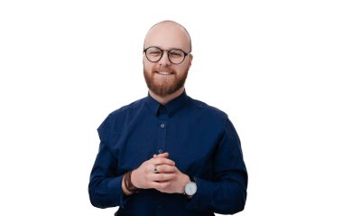 Sakallı adam el ile kamera görünümlü gözlük takan bir yakın portre bir ifade