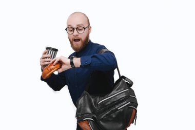 İş yerinde sakallı iş adamı gecikme fotoğraf ve beyaz arka planda çalıştırmak kahvaltı var