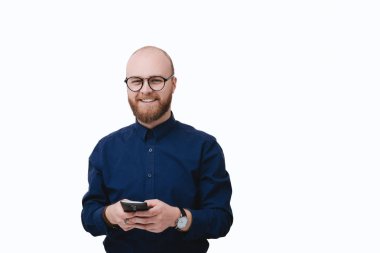 Sakallı adam elinde akıllı telefon tutan portre, Toip gülümseme ile kamera bakıyor