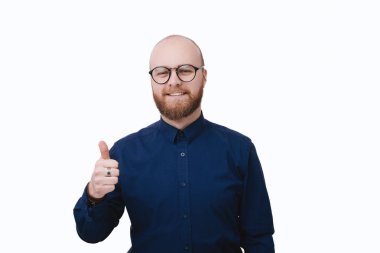 Beyaz duvar arka plan üzerinde başparmak yukarı gösteren gözlük bir gülümseyen adam portre 