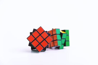 Oyun kavramı, iki rubikb küp, beyaz izole arka planda 