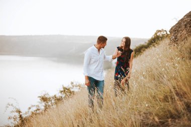 Tepe üzerinde yürüyüş, birlikte sevimli çift harcama günü fotoğrafı 