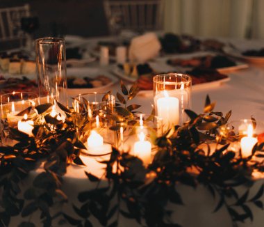 Gelin ve damat düğün masasında mumlar Işık dekorasyon
