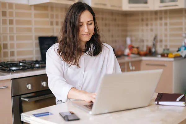 Mujer Joven Sonriente Usando Ordenador Portátil Cocina Casa Concepto Freelancer — Foto de Stock
