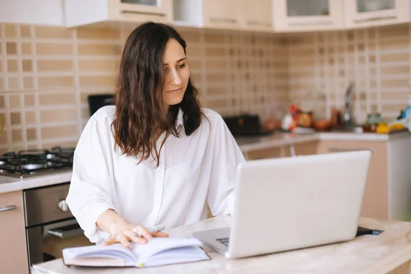 Mujer Joven Sentada Sala Cocina Utilizando Ordenador Portátil Agenda —  Fotos de Stock