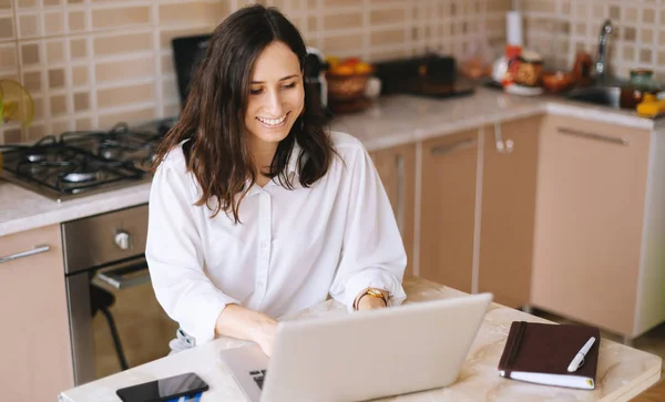 Mutfak Bilgisayar Kullanarak Gülümseyen Genç Kadın Fotoğraf Işçi Kadın — Stok fotoğraf