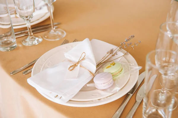 Cadre Table Mariage Avec Arrangement Floral Gâteaux — Photo