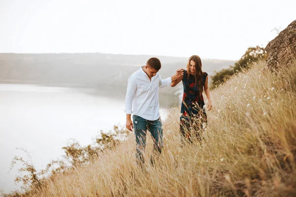 Belo Casal Andando Colina Com Lago Fundo Dia Romântico Juntos — Fotografia de Stock