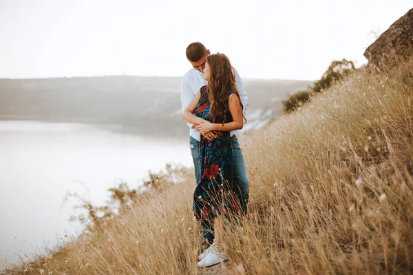 Bonito Casal Abraçando Topo Colina Com Lago Fundo — Fotografia de Stock