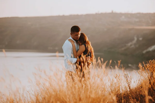 Abraçando Casal Topo Othe Colina Lindo Dia Passar Juntos — Fotografia de Stock