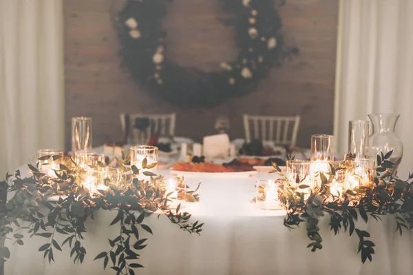 夜の美しいとお祝いの花嫁と新郎のテーブル — ストック写真