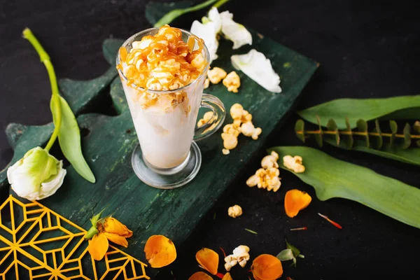 Lale ile süslenmiş plaka üzerinde dondurma karamel ile cam üst görünümü 