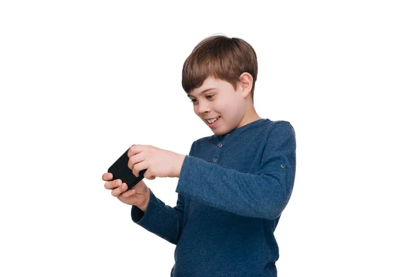 Knappe Kleine Jongen Spelen Smartphone Witte Achtergrond — Stockfoto