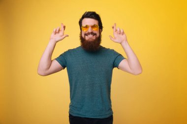 Sakal fotoğraf kamera bakıyor ve şans için parmak geçti fotoğrafı 