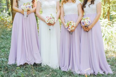Düğün konsepti. Ahşap ellerde renkli buket ile Photoshot yakışıklı WOMANS fotoğrafı
