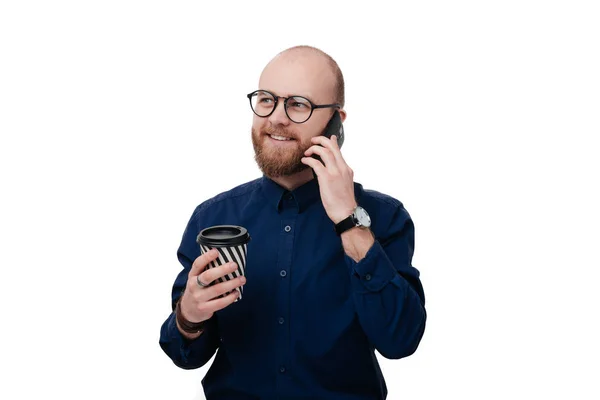 Hombre Negocios Barbudo Hablando Móvil Desayuno Sosteniendo Una Taza Con — Foto de Stock