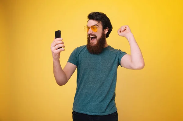 Winner Guy Bearded Man Holding Mobile Celebrating Rised Hand Screaming — Stock Photo, Image