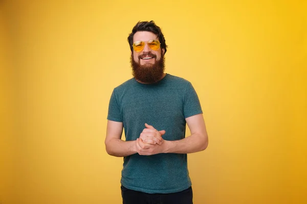 Porträt Eines Bärtigen Mannes Mit Brille Der Mit Zusammengelegten Händen — Stockfoto