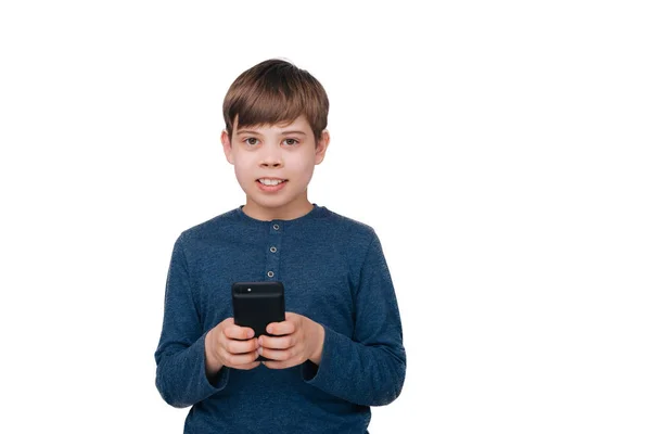 Menino Segurando Telefone Celular Olhando Para Câmera Sobre Fundo Isolado — Fotografia de Stock