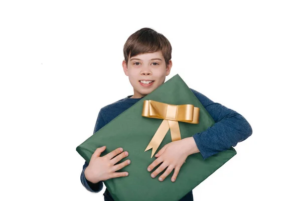 白い壁の背景の上に大きな緑のギフトボックスを持っている若い男の子を笑顔 — ストック写真