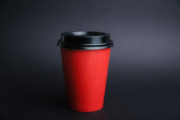 Фото Красной Бумажной Чашки Черной Пластиковой Крышкой Темно Изолированный Фон — стоковое фото